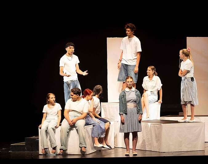 Theaterstück auf einer Theaterbühne