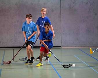 Kinder beim Feldhockey