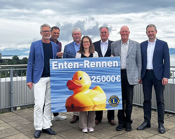 Gruppenbild von Scheckübergabe mit Ente auf Scheck