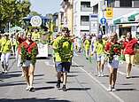 Festzug: Kinder in Kostümen