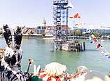 Kinder und Erwachsene feiern beim Seehasenfest die Einholung des Seehas und den Hasenklee