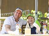 Mann und Kind lachen in Kamera