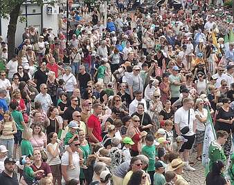 Menschen bei einem Straßenfest