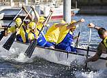 Drachenboot-Cup: Mannschaft in Minions-Kostümen paddelt