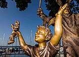 Seehas und zwei Kinder: Figurengruppe aus Bronze von Waldemar Schröder 