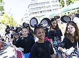 Festzug: Kinder in Kostümen