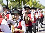 Festzug: Musikverein in Tracht spielt bei Festzug