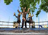 Seehas und zwei Kinder: Figurengruppe aus Bronze von Waldemar Schröder 