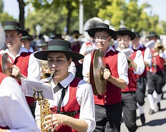 Festzug: Musikverein in Tracht spielt bei Festzug