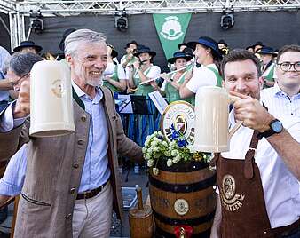 Ester Bürgermeister Müller beim Fassanstich