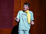Kinder spielen Theater auf Bühne