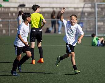 Kinder spielen Fußball