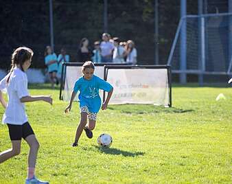Kinder spielen Fußball