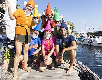 Gruppenbild Drachenboot-Cup: Mannschaft in Zwergenkostümen