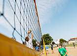 Jugendliche spielen Bechvolleyball