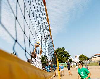 Jugendliche spielen Bechvolleyball