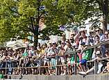 Menschenmenge an Geländer der Uferbefestigung