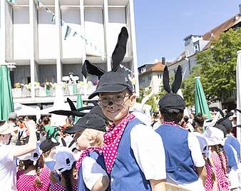 Kinder in angedeuteten Hasenkostümen