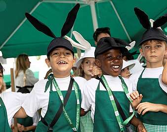 Kinder in grün-weißen Hasenkostümen