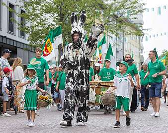 Seehas mit Kind an der Hand