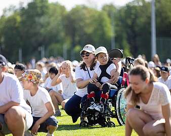 Kinder hocken im Satdion