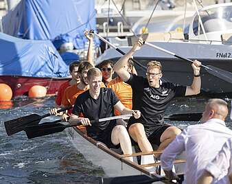 Drachenboot-Cup: Mannschaft jubelt