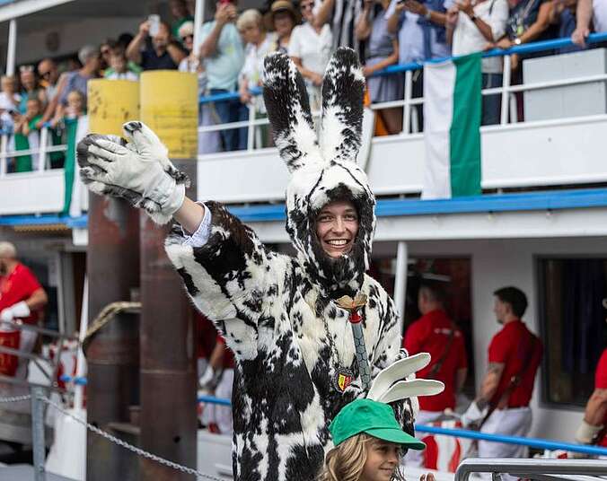 Seehas winkt vom Schiff