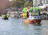 DLRG-Boot mit Luftballons