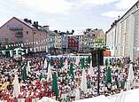 Kinder und Erwachsene feiern beim Seehasenfest die Einholung des Seehas und den Hasenklee