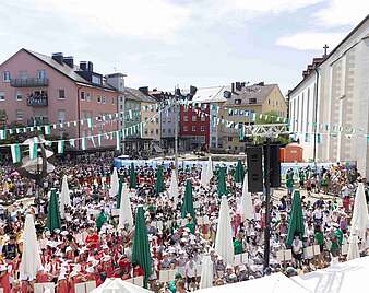 Kinder und Erwachsene feiern beim Seehasenfest die Einholung des Seehas und den Hasenklee