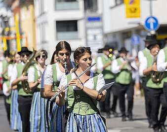 Festzug: Musikverein spielt in Tracht bei Festzug
