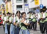 Festzug: Musikverein spielt in Tracht bei Festzug