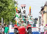 Menschen bei Seehasen-Festzug