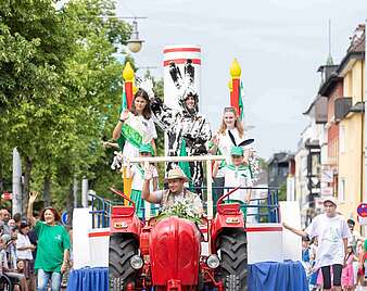 Menschen bei Seehasen-Festzug