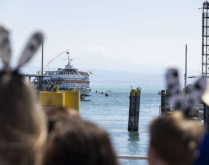 Schiff kommt an