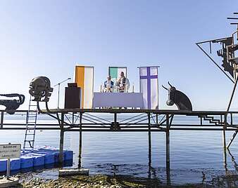 ökumenischer Freiluftgottesdienst mit Altar auf Klangschiff