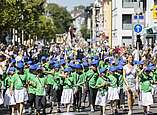 Festzug: Kinder in Kostümen