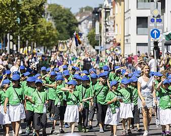 Festzug: Kinder in Kostümen