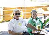 Mann und Frau sitzen an Tisch in Biergarten