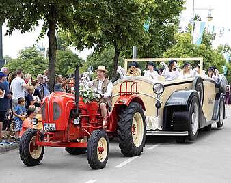 Menschen bei Seehasen-Festzug