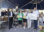 Gruppenbild mit geehrten Frauen und Mann in Hasenkostüm