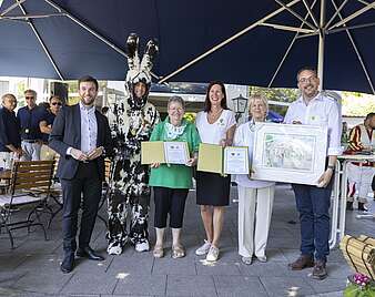 Gruppenbild mit geehrten Frauen und Mann in Hasenkostüm