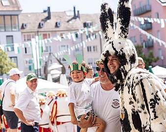 Kinder und Erwachsene feiern beim Seehasenfest die Einholung des Seehas und den Hasenklee