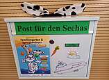 Der Briefkasten des Seehasen hängt im Bürgerservice der Stadt Friedrichshafen in der Spieleecke.