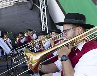 Musikkapelle spielt, Mann mit Posaune im Vordergrund