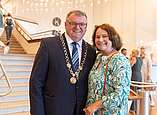 Oberbürgermeister Andreas Brand und Ehefrau Wilma schauen in GZH-Foyer in Kamera