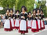 Menschen bei Seehasen-Festzug