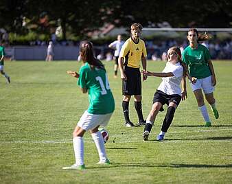 Kinder spielen Fußball