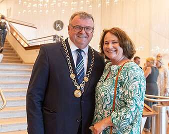 Oberbürgermeister Andreas Brand und Ehefrau Wilma schauen in GZH-Foyer in Kamera