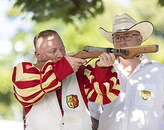 Mitglied des Seehasenfanfarenzuges beim Armbrustschießen